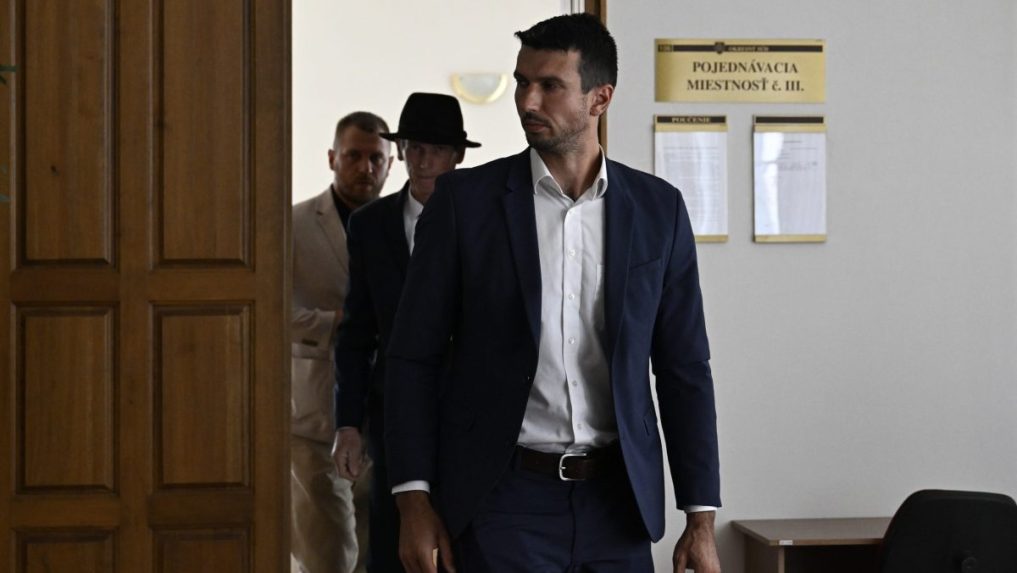 Na snímke dvaja štátni tajomníci Ministerstva životného prostredia (MŽP) SR Štefan Kuffa (uprostred), jeho synovia Filip Kuffa (vľavo, obaja nominanti SNS) a Gregor Kuffa.