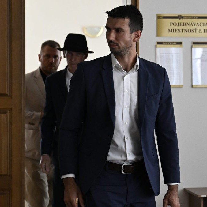 Na snímke dvaja štátni tajomníci Ministerstva životného prostredia (MŽP) SR Štefan Kuffa (uprostred), jeho synovia Filip Kuffa (vľavo, obaja nominanti SNS) a Gregor Kuffa.