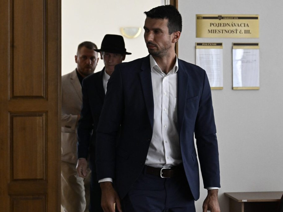 Na snímke dvaja štátni tajomníci Ministerstva životného prostredia (MŽP) SR Štefan Kuffa (uprostred), jeho synovia Filip Kuffa (vľavo, obaja nominanti SNS) a Gregor Kuffa.