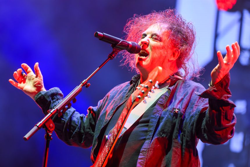 Na sn&iacute;mke spev&aacute;k Robert Smith.