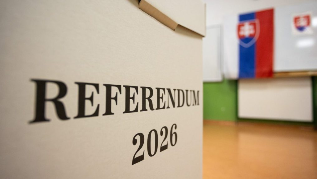 Volebná schránka vo volebnej miestnosti počas referenda.