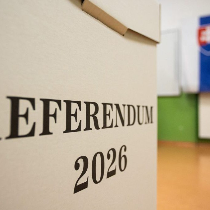 Volebná schránka vo volebnej miestnosti počas referenda.