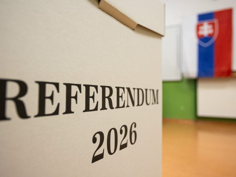 Volebná schránka vo volebnej miestnosti počas referenda.