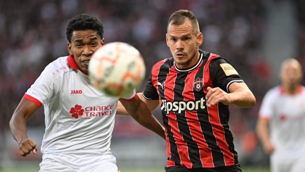Na snímke hráč Trnavy Martin Mikovič (vpravo) a hráč CSKA Diego Medina.