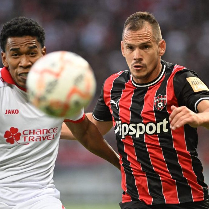 Na snímke hráč Trnavy Martin Mikovič (vpravo) a hráč CSKA Diego Medina.