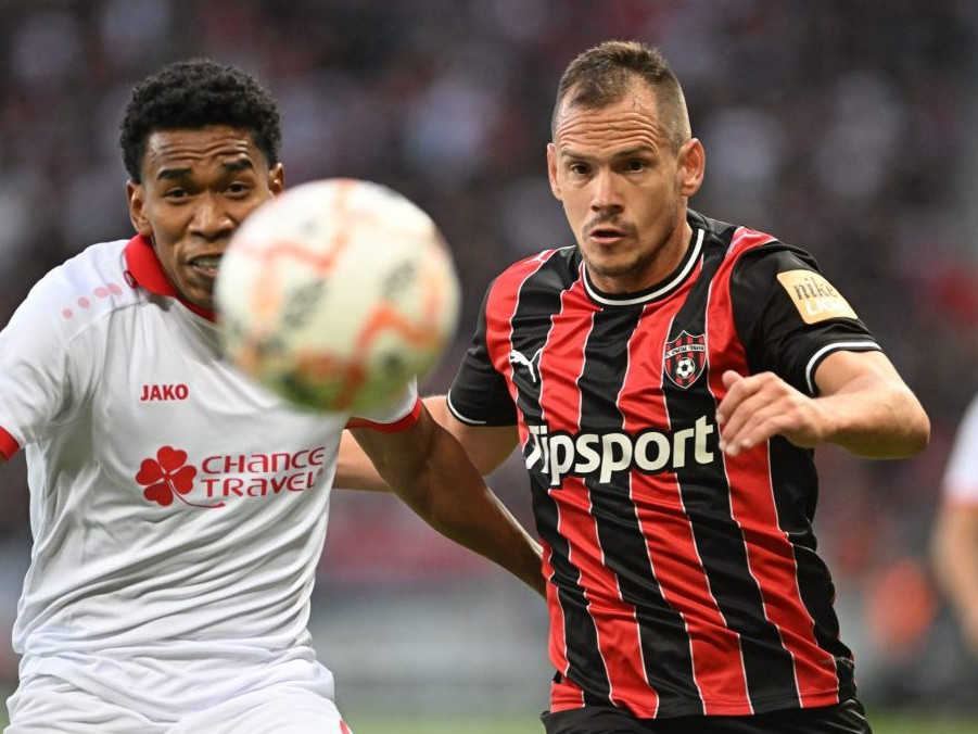 Na snímke hráč Trnavy Martin Mikovič (vpravo) a hráč CSKA Diego Medina.