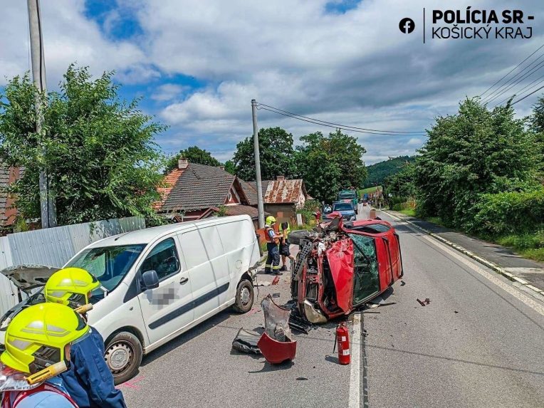Hasiči zasahuj&uacute; pri zr&aacute;žke dvoch &aacute;ut.
