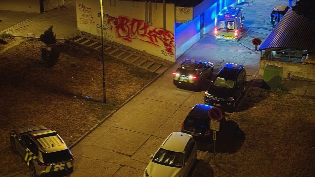 Na sn&iacute;mke policajn&eacute; aut&aacute; a sanitka v bratislavskej Petržalke.