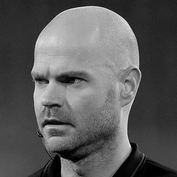 Futbalový rozhodca Rob Dieperink.