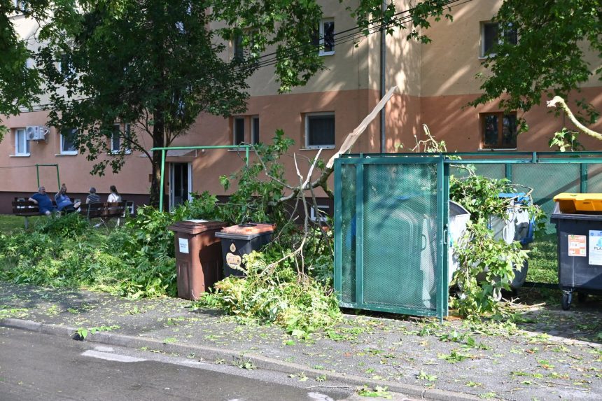 Silná búrka bola sprevádzaná krupobitím.