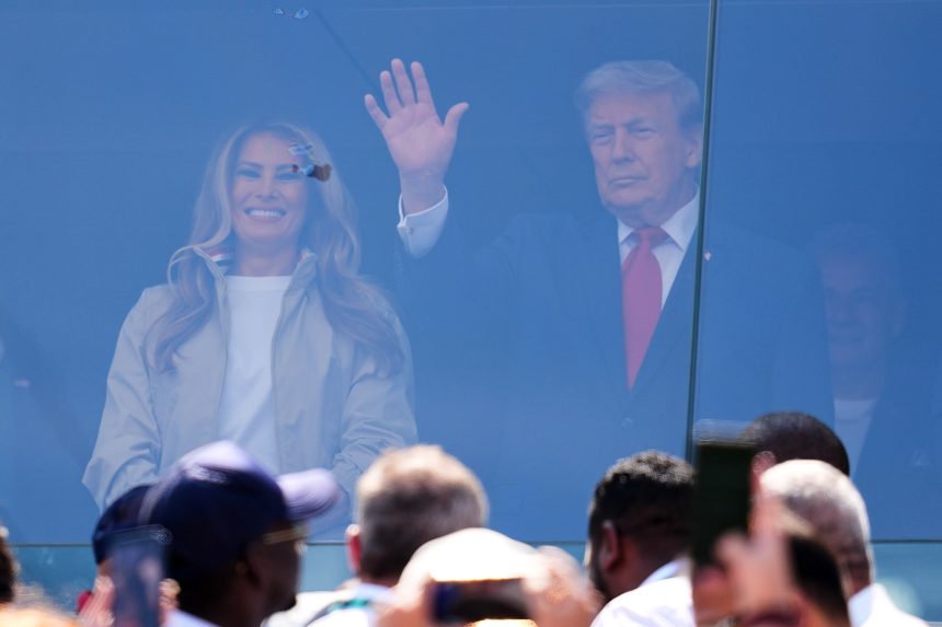Donald Trump a prvá dáma USA Melania Trumpová počas finále MS vo futbale.