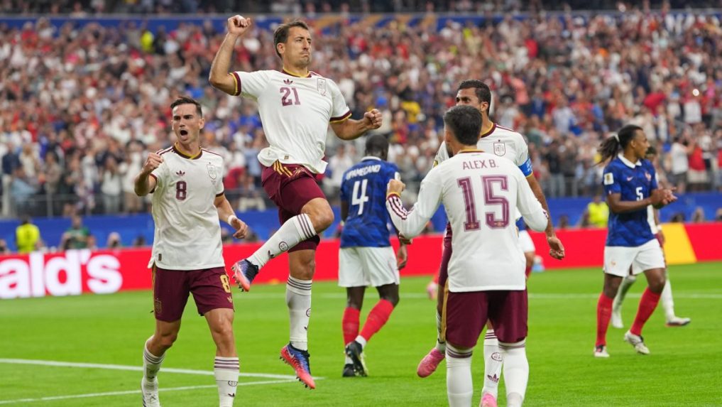 Na snímke hráč Španielska Mikel Oyarzabal (21) sa teší z gólu.