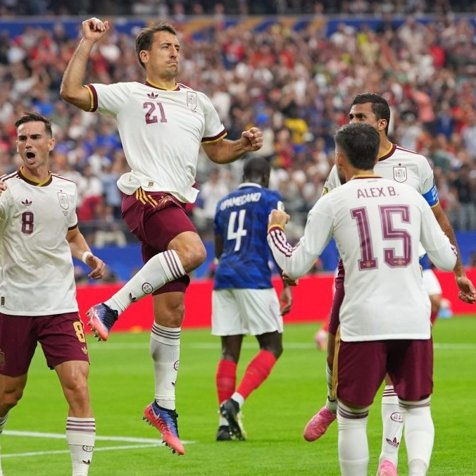 Na snímke hráč Španielska Mikel Oyarzabal (21) sa teší z gólu.
