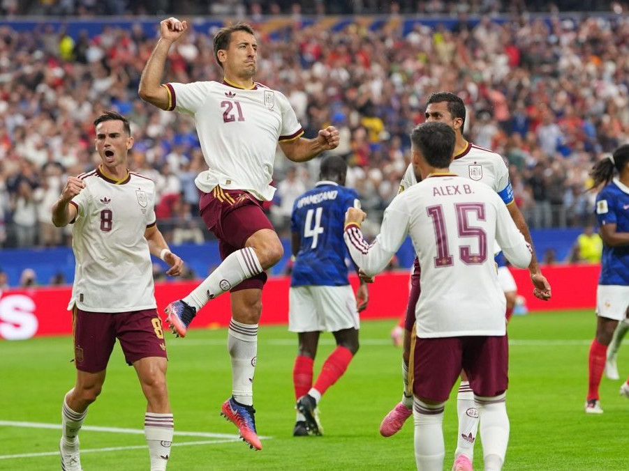Na snímke hráč Španielska Mikel Oyarzabal (21) sa teší z gólu.