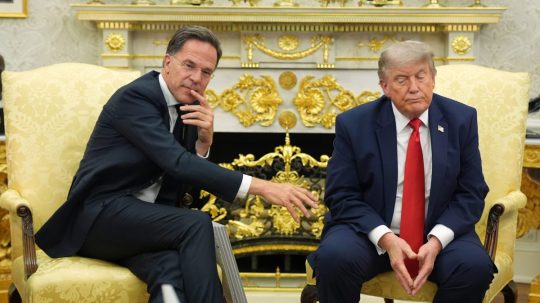 Generálny tajomník NATO Mark Rutte a prezident USA Donald Trump.