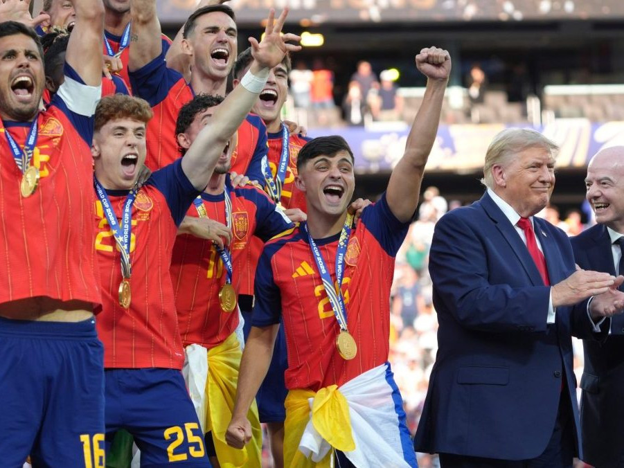Donald Trump (druhý sprava) a šéf FIFA Gianni Infantino.