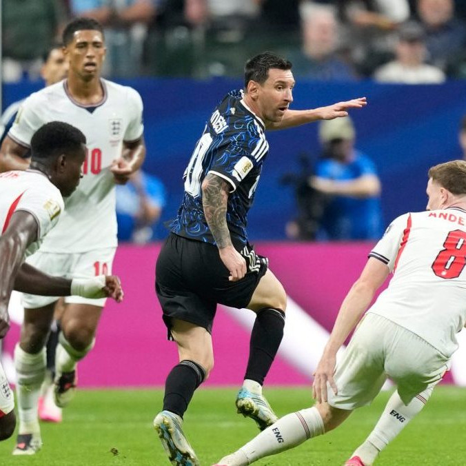 Futbalisti Anglicka a Argentíny počas semifinálového zápasu na MS.