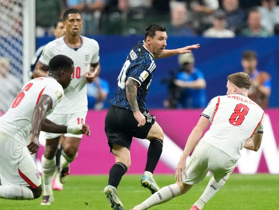 Futbalisti Anglicka a Argentíny počas semifinálového zápasu na MS.
