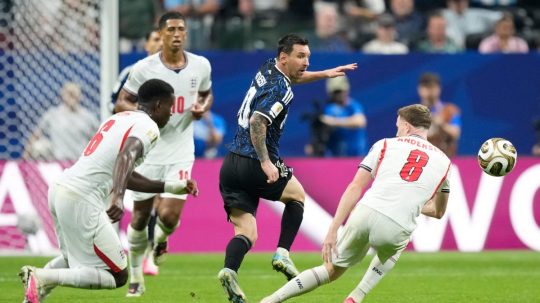 Futbalisti Anglicka a Argentíny počas semifinálového zápasu na MS.