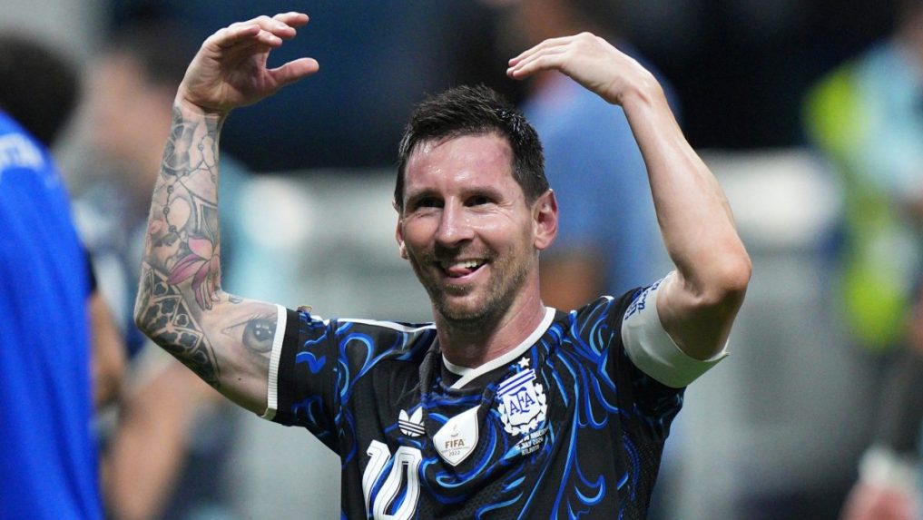 Lionel Messi sa teší z výhry nad Anglickom.