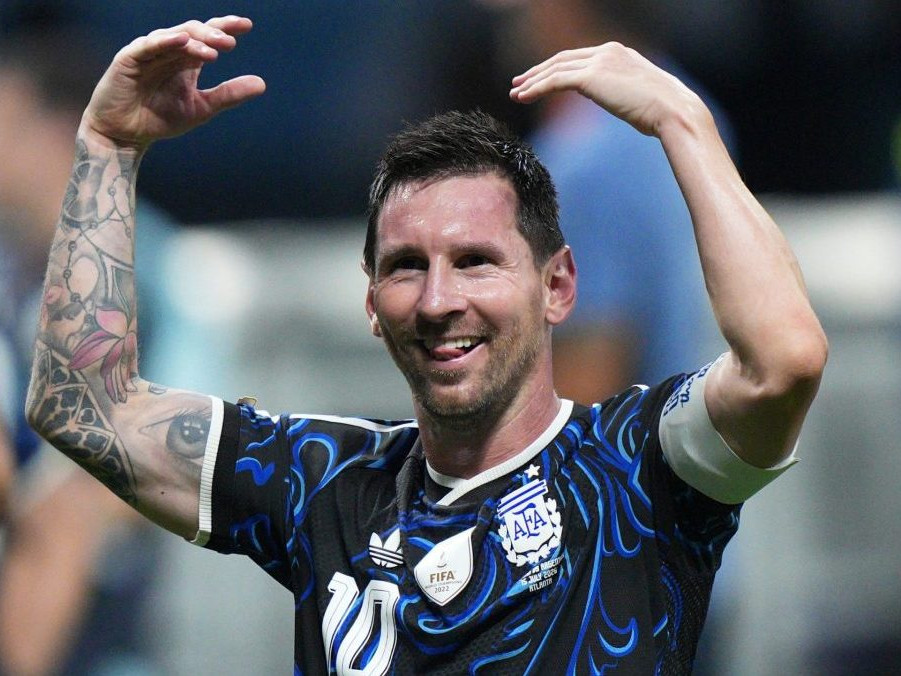 Lionel Messi sa teší z výhry nad Anglickom.