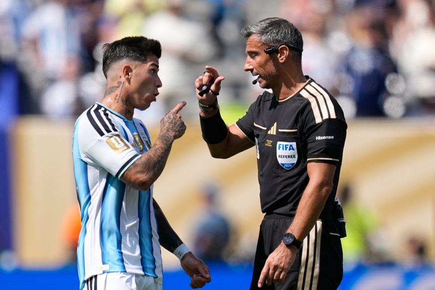 Slovinsk&yacute; rozhodca Slavko Vinčič a hr&aacute;č Argent&iacute;ny Enzo Fernandez.