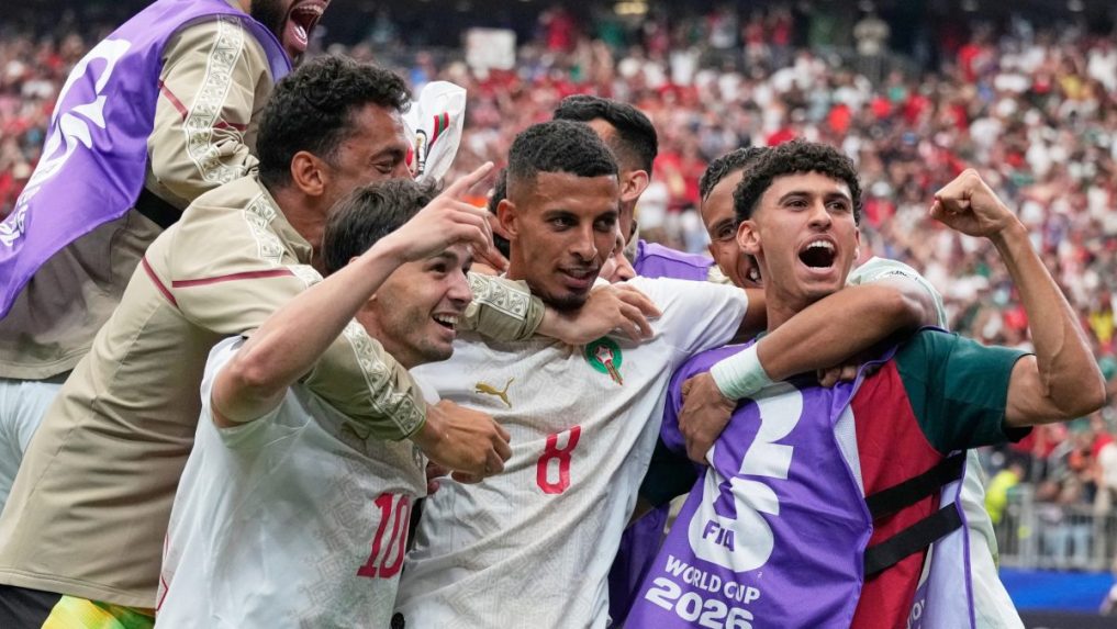 Futbalisti Maroka oslavujú gól.