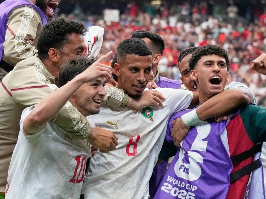 Futbalisti Maroka oslavujú gól.