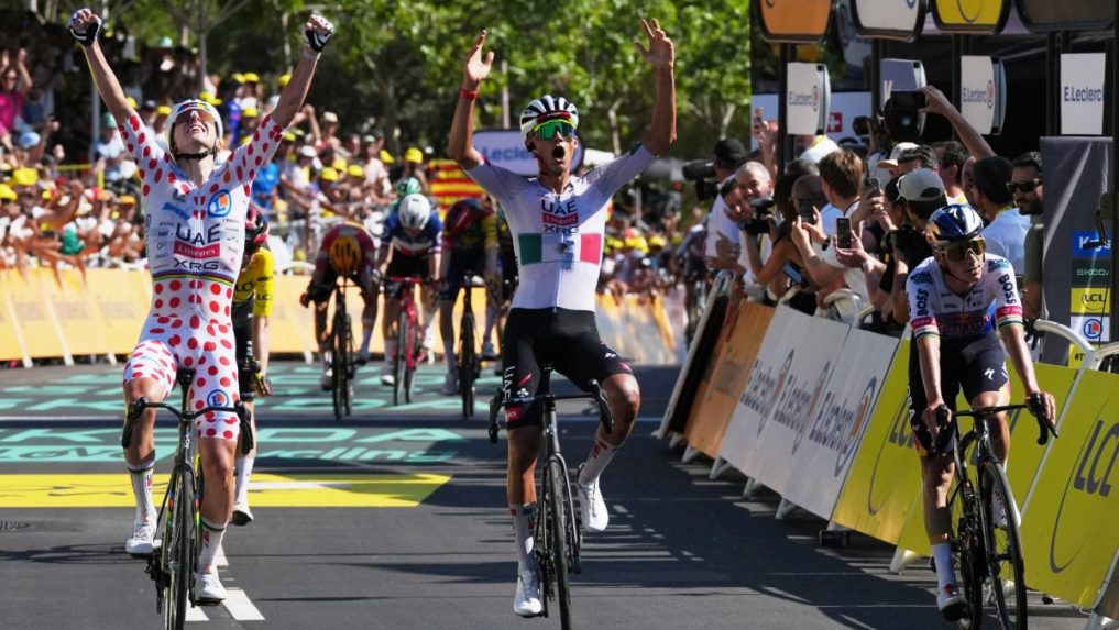 Uprostred mexický cyklista Isaac Del Toro z tímu SAE Team Emirates.