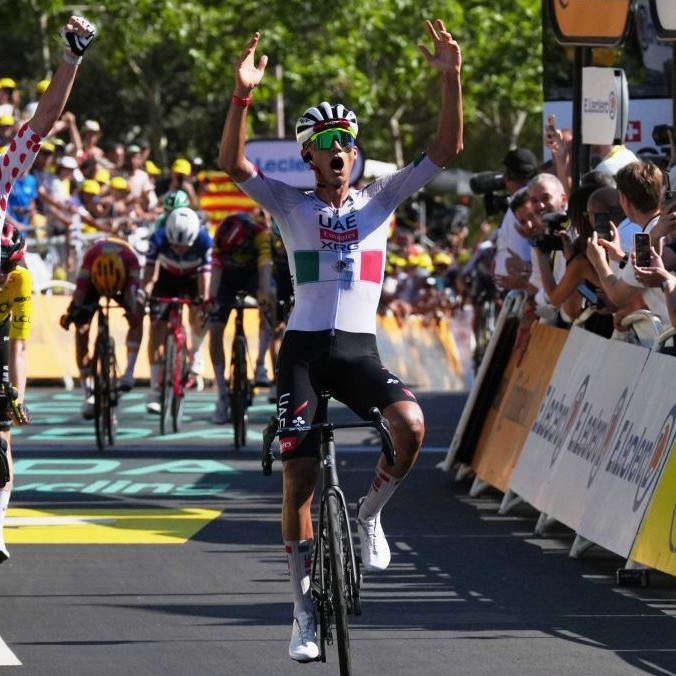 Uprostred mexický cyklista Isaac Del Toro z tímu SAE Team Emirates.