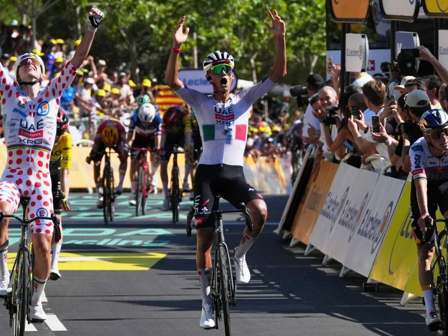 Uprostred mexický cyklista Isaac Del Toro z tímu SAE Team Emirates.