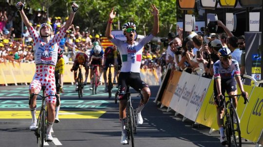 Uprostred mexický cyklista Isaac Del Toro z tímu SAE Team Emirates.