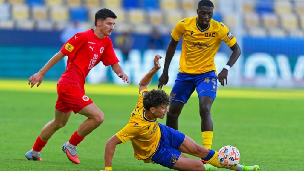 Na snímke (zľava) Said Duranović (Mostar), Uroš Kabič (DAC) a Samsindin Ouro (DAC).