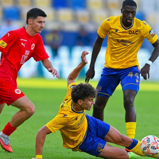 Na snímke (zľava) Said Duranović (Mostar), Uroš Kabič (DAC) a Samsindin Ouro (DAC).