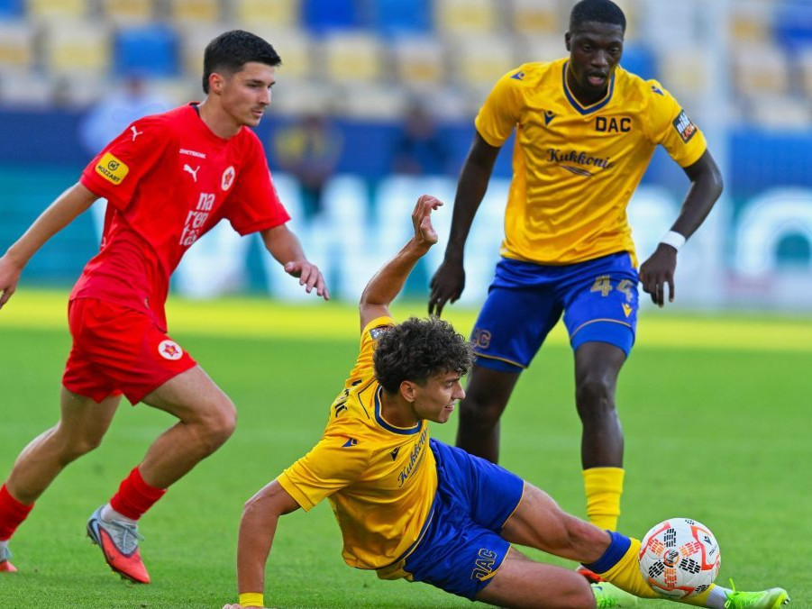 Na snímke (zľava) Said Duranović (Mostar), Uroš Kabič (DAC) a Samsindin Ouro (DAC).