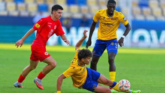 Na snímke (zľava) Said Duranović (Mostar), Uroš Kabič (DAC) a Samsindin Ouro (DAC).