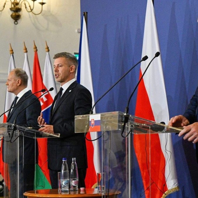 a snímke premiéri krajín Vyšehradskej štvorky (V4) sprava Robert Fico (Slovensko), Péter Magyar (Maďarsko), Donald Tusk (Poľsko) a Andrej Babiš (Česko).
