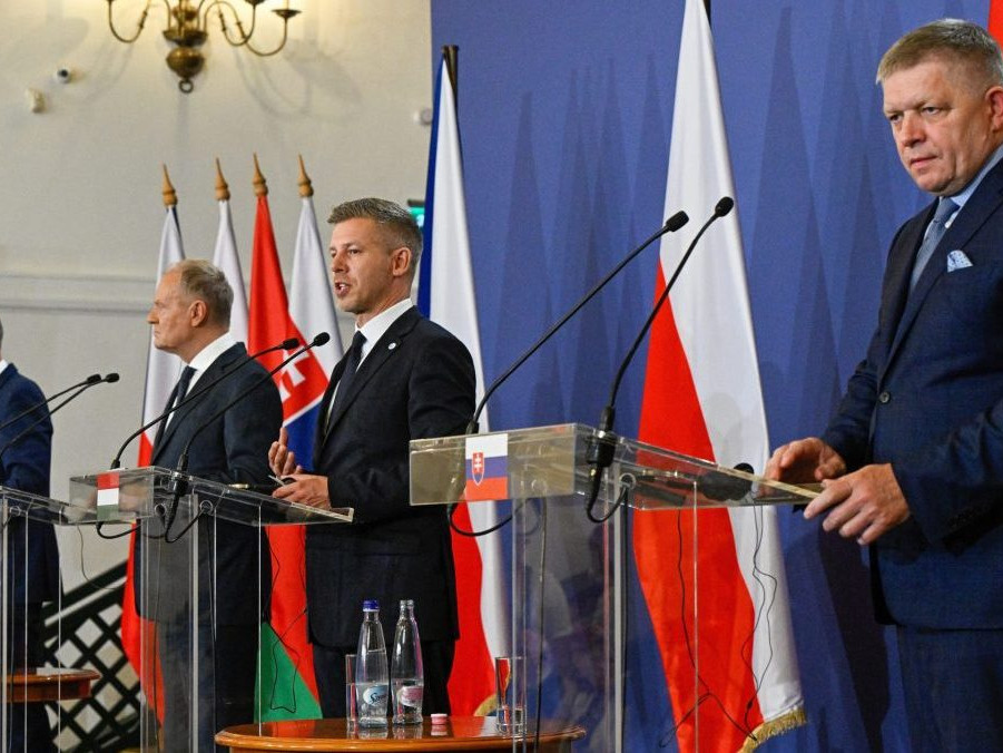 a snímke premiéri krajín Vyšehradskej štvorky (V4) sprava Robert Fico (Slovensko), Péter Magyar (Maďarsko), Donald Tusk (Poľsko) a Andrej Babiš (Česko).