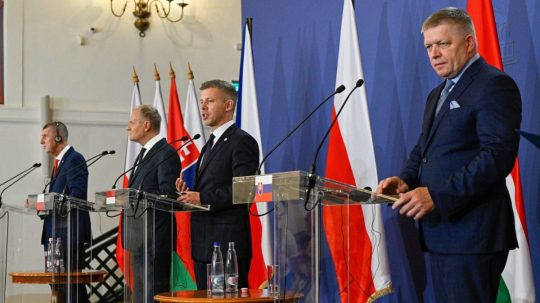 a snímke premiéri krajín Vyšehradskej štvorky (V4) sprava Robert Fico (Slovensko), Péter Magyar (Maďarsko), Donald Tusk (Poľsko) a Andrej Babiš (Česko).