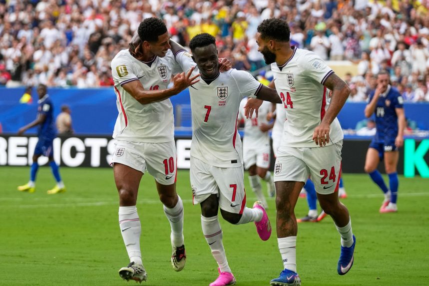 Bukayo Saka oslavuje svoj tretí gól v zápase o bronz.