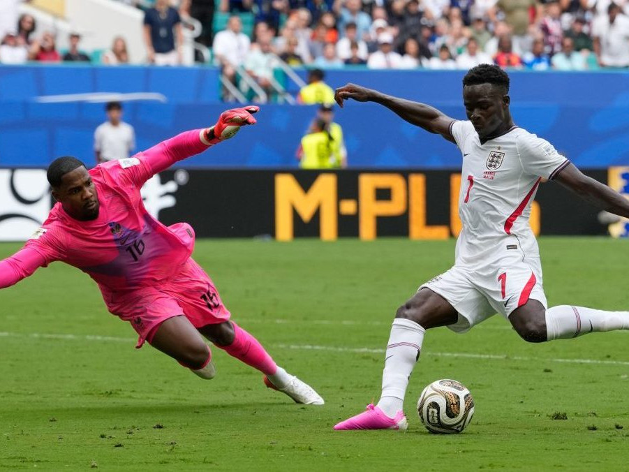 Bukayo Saka a Mike Maignan