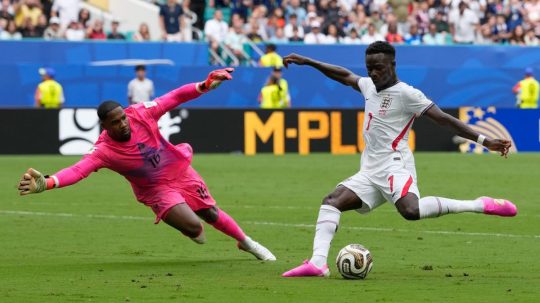 Bukayo Saka a Mike Maignan