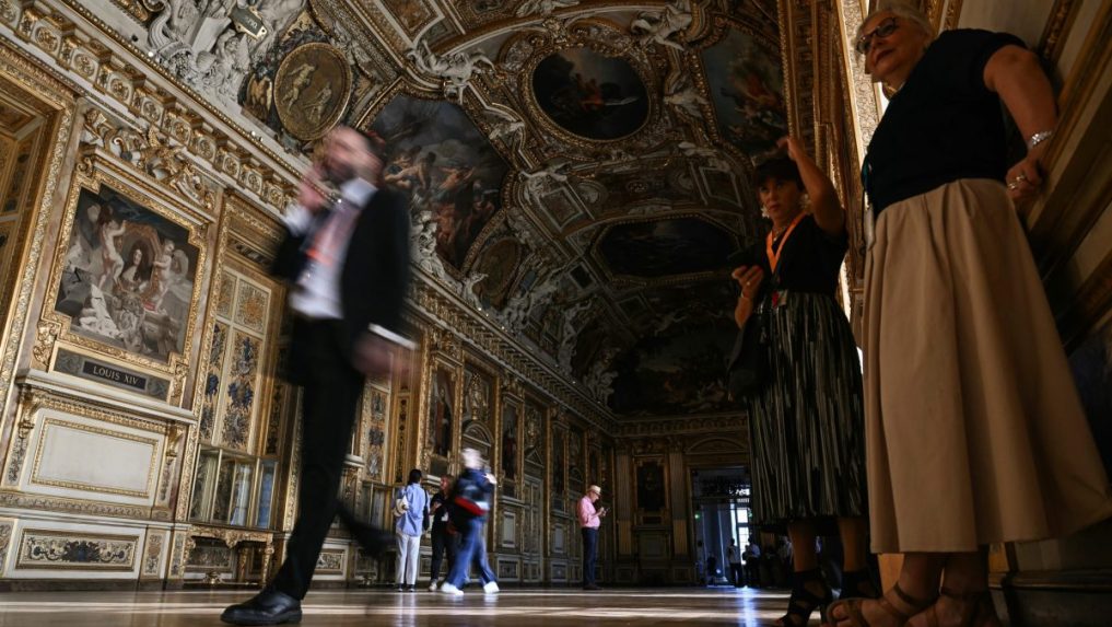N&aacute;v&scaron;tevn&iacute;ci par&iacute;žskeho m&uacute;zea Louvre.