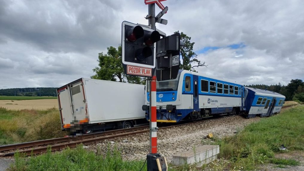 Na snímke nehoda vlaku a auta.