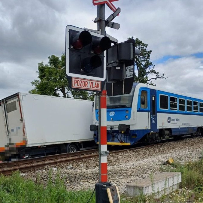 Na snímke nehoda vlaku a auta.