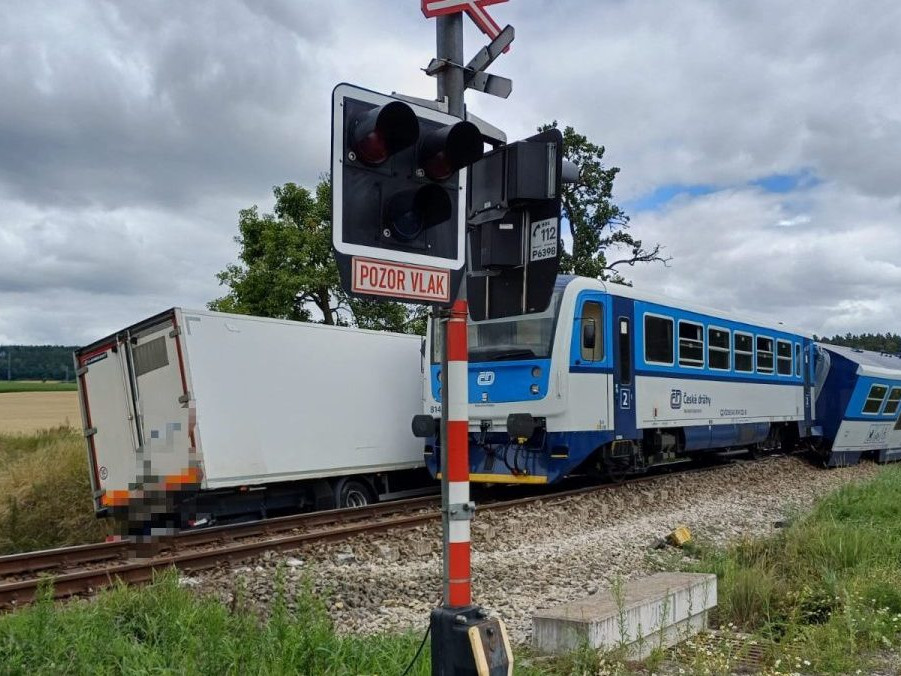 Na snímke nehoda vlaku a auta.