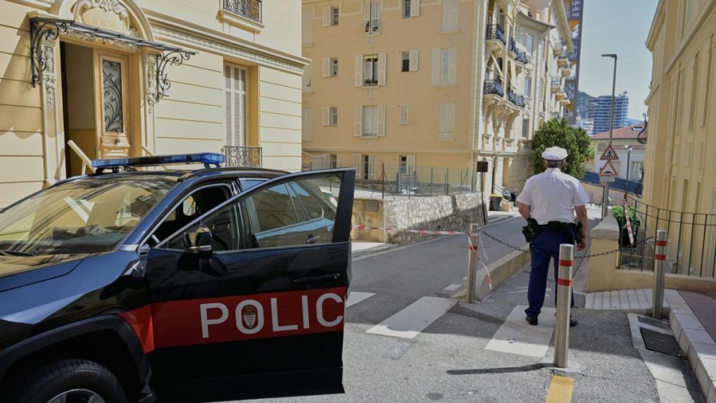 Policajt stráži ulicu v Monaku deň po výbuchu.