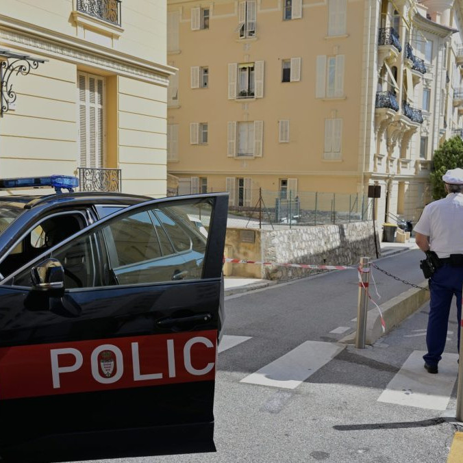Policajt stráži ulicu v Monaku deň po výbuchu.