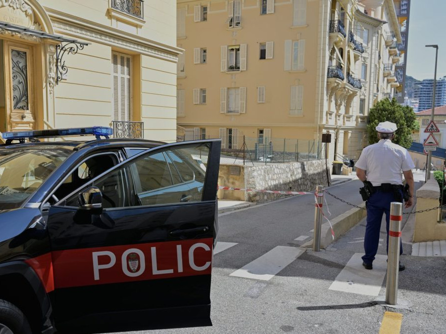 Policajt stráži ulicu v Monaku deň po výbuchu.