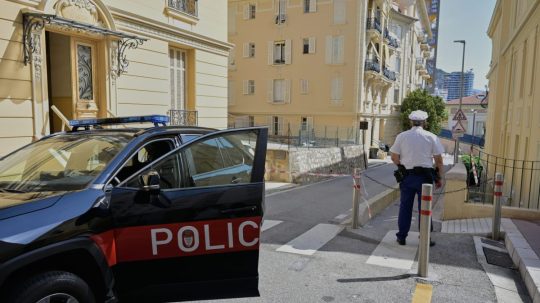 Policajt stráži ulicu v Monaku deň po výbuchu.